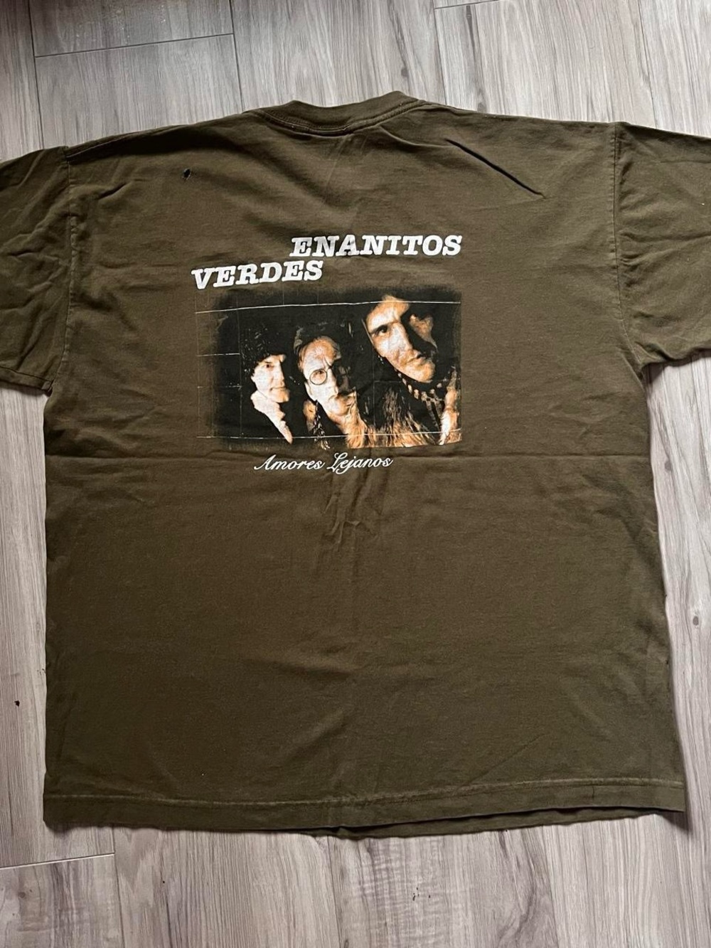Enanitos Verdes Amores Lejanos Graphic Tee